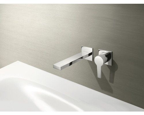 Wandarmatur aus Chrom über einem Waschbecken