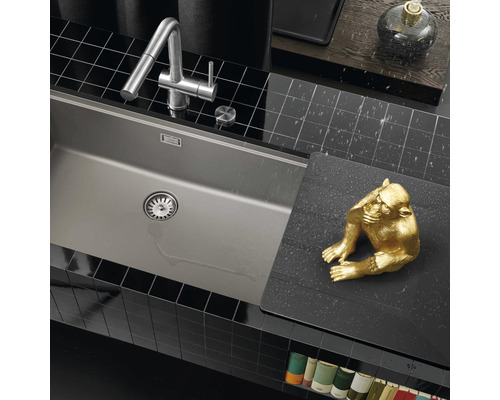 Robinet d''évier et évier de cuisine dans une cuisine moderne avec crédence en carreaux noirs.