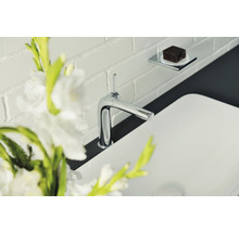 Image d''une salle de bains avec lavabo blanc, robinet et savon