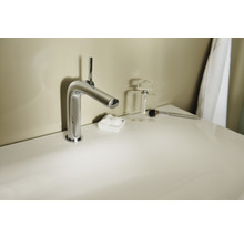 Robinet de lavabo en métal sur un lavabo
