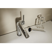 Robinet de lavabo en métal avec pinceau de maquillage et décoration