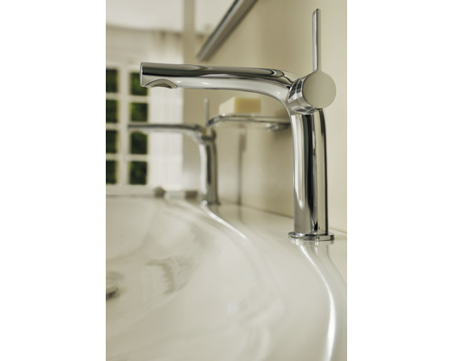 Deux robinets de lavabo chromés sur un lavabo
