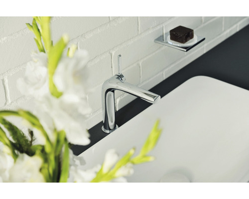 Image d''une salle de bains avec lavabo, robinet et savon