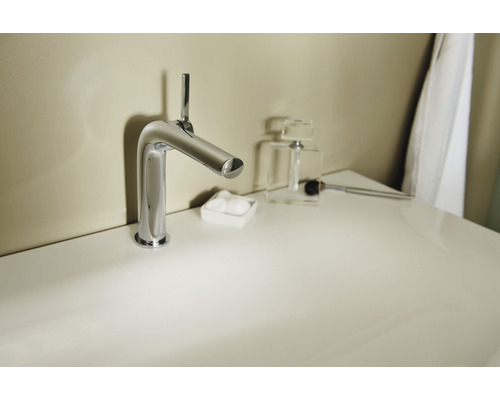 Robinet chromé sur un lavabo dans une salle de bains.