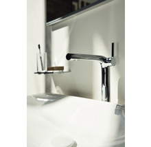 Lavabo avec robinet, savon et brosse à dents