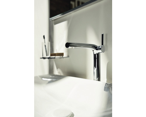 Lavabo avec robinet, savon et brosse à dents