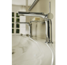 Mitigeur de lavabo chromé sur un lavabo