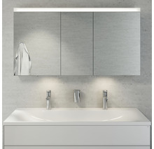Salle de bain avec armoire de toilette, lavabo et robinets
