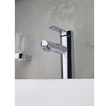 Mitigeur de lavabo brillant dans une salle de bains
