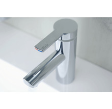 Logo Keuco sur un mitigeur de lavabo chromé.