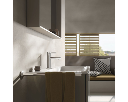 Salle de bains moderne avec lavabo, robinet et serviette