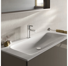 Lavabo de salle de bains moderne avec robinet et miroir pour une ambiance élégante