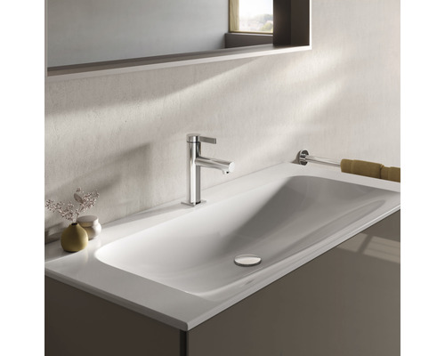 Lavabo de salle de bains moderne avec robinet et miroir pour une ambiance élégante