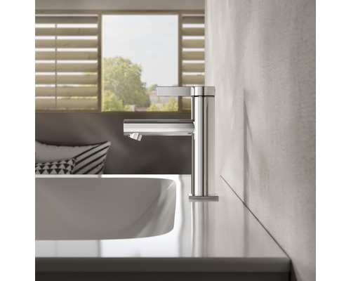 Robinet de lavabo en métal dans la salle de bains