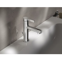 Robinet de lavabo en métal sur un lavabo