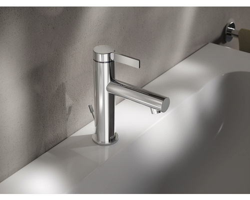 Robinet de lavabo en métal sur un lavabo