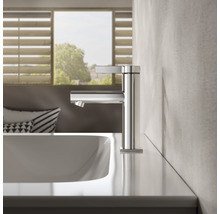 Salle de bains moderne avec lavabo et robinet