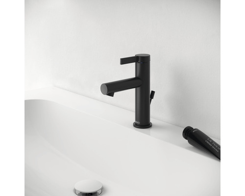 Schwarzer Waschtischmischer auf einem Waschbecken