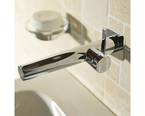 Wandmontierter Waschtischmischer aus Chrom im Badezimmer