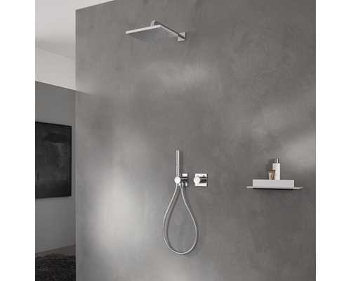 Duschkopf, Handbrause und Ablage im Badezimmer