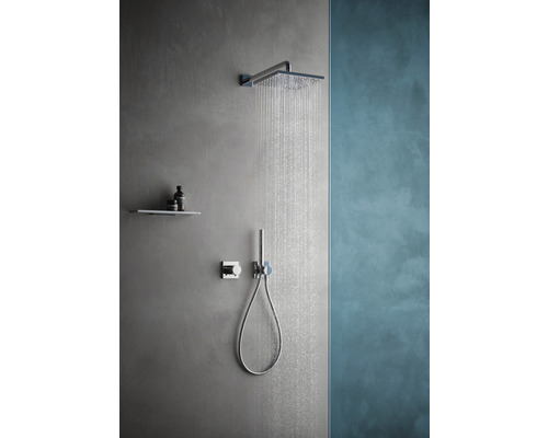 Badezimmer mit Regendusche, Handbrause und Ablage