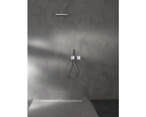 Modernes Badezimmer mit Duschkopf, Handbrause und Duschrinne