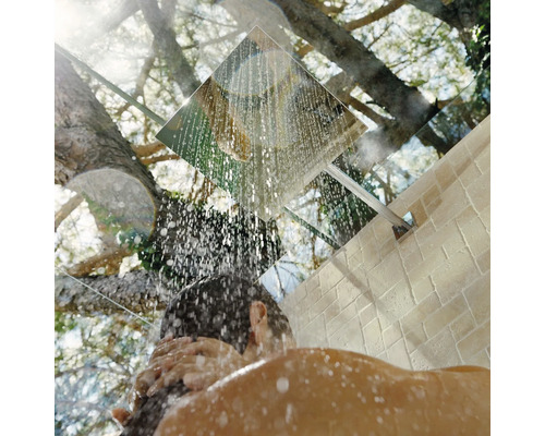 Regendusche mit Brausekopf und Person unter der Dusche