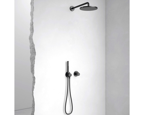 Ensemble de robinetterie de douche avec pomme de tête et douchette sur le mur