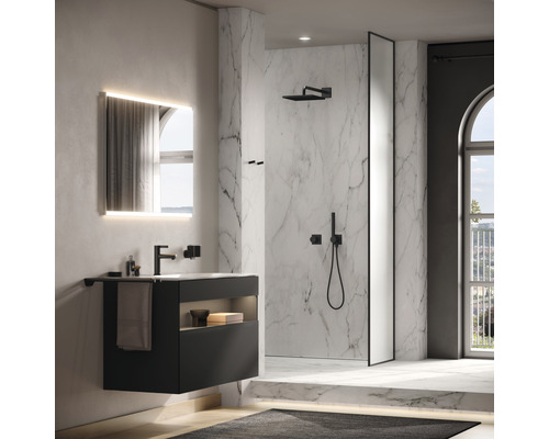 Helles Badezimmer mit Waschtisch, Spiegel, Dusche und Marmorwand