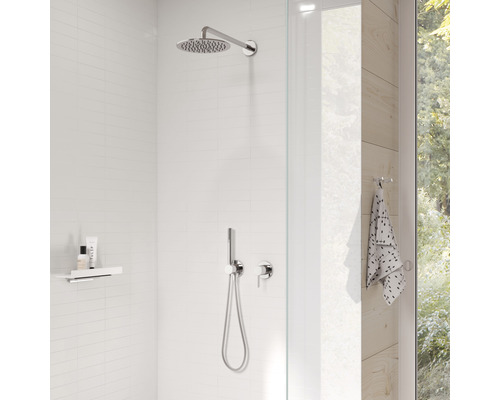 Badezimmer mit Dusche, Kopfbrause, Handbrause und Ablage