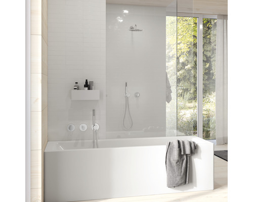 Badezimmer mit Badewanne, Duschwand und Armaturen