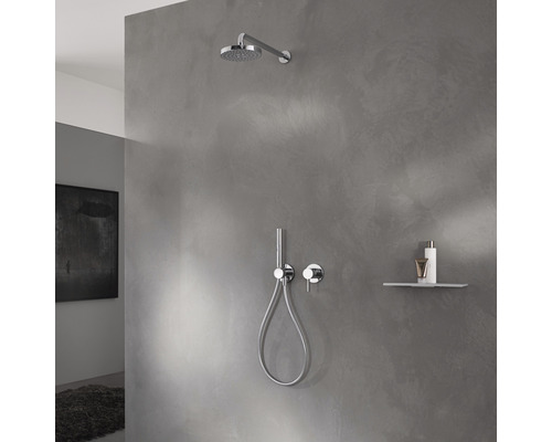 Duscharmatur mit Kopfbrause und Handbrause in einem Badezimmer