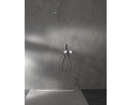 Badezimmer mit Dusche, Duschkopf und Duschrinne