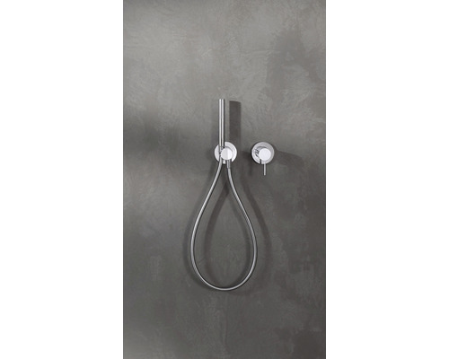 Handbrause mit Brauseschlauch und Armatur an der Wand