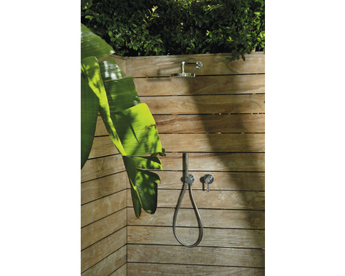 Aussendusche mit Handbrause und Duschkopf an Holzwand