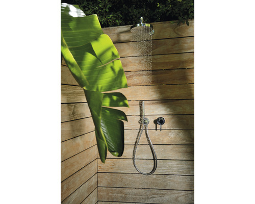 Aussendusche mit Handbrause vor Holzwand