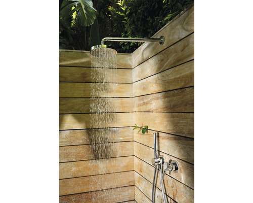 Aussendusche mit Holzwand und Duschkopf