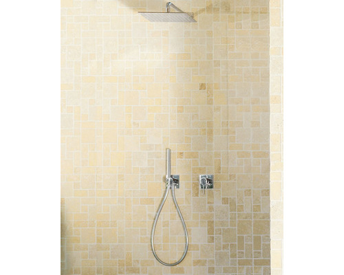 Duschsystem mit Kopfbrause und Handbrause vor einer gefliesten Wand