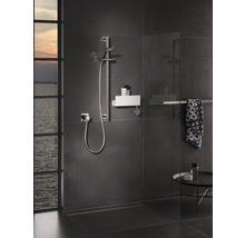 Salle de bain moderne avec douche, barre de douche et espace de rangement pour les accessoires de douche.