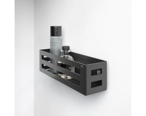 Schwarzes Badezimmerregal mit Kosmetikprodukten an einer weißen Wand