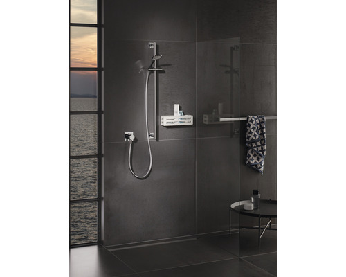 Duschbereich mit Duschstange, Ablage und Handtuchhalter in einem Badezimmer mit Fenster