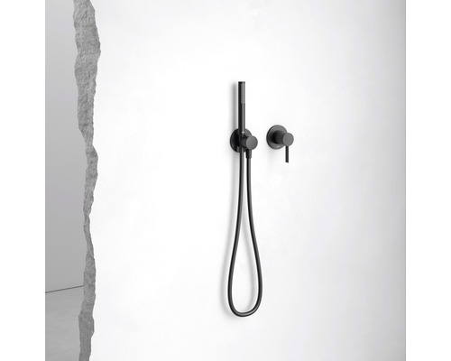 Schwarze Handbrause mit Schlauch und Wandarmatur an einer weißen Wand