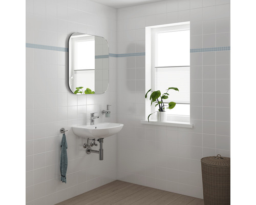 Salle de bains lumineuse avec lavabo, miroir et fenêtre