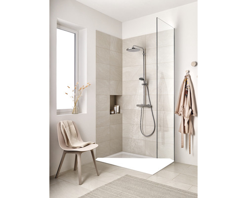 Douche à l''italienne avec robinetterie de douche, receveur de douche, paroi de douche et siège dans une salle de bains lumineuse.