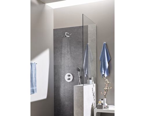 Espace douche avec douche de tête, douchette à main et mur de carreaux gris