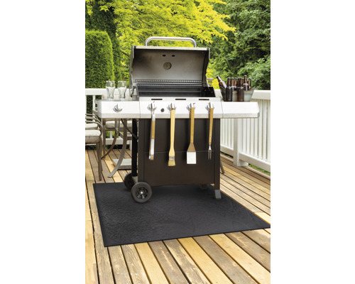 Grillszene auf einer Holzterrasse mit Grill, Grillmatte und Zubehör