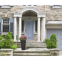 Entrée de maison avec escalier en pierre, colonnes et bac à fleurs
