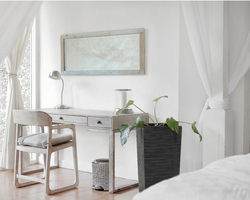 Pièce lumineuse avec bureau, chaise, lampe et plante d''intérieur