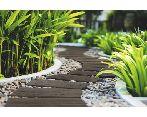 Chemin de jardin en dalles de bois avec gravier et plantes