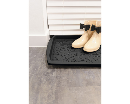 Bac à chaussures avec motif et paire de bottes en caoutchouc